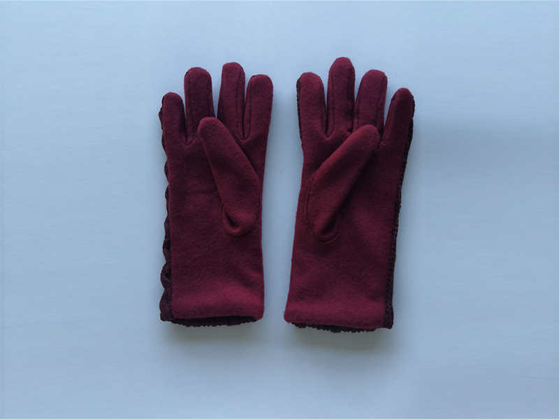 Stitching knitted pattern gloves
