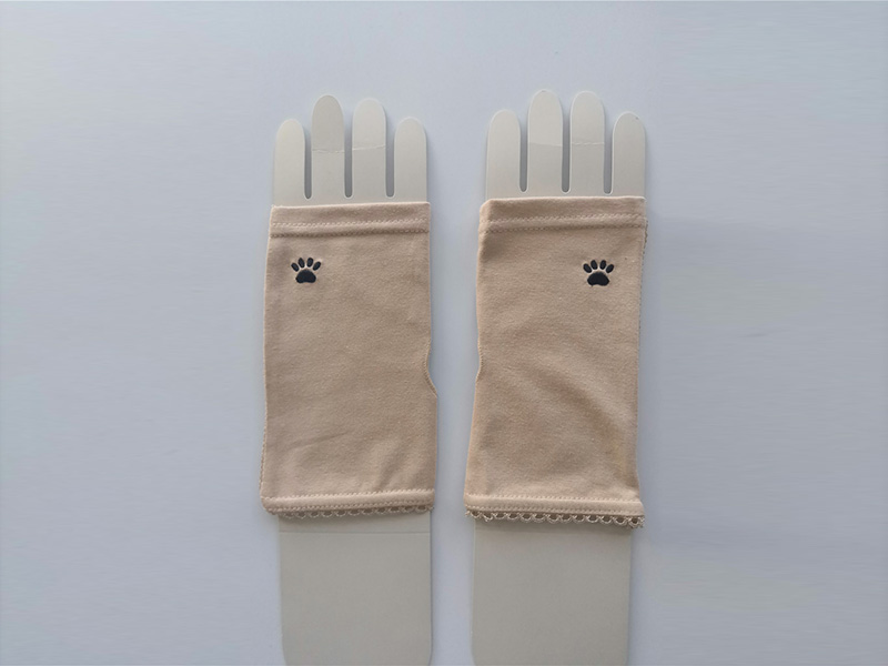 UV protection solid color non-finger gloves with wolf claw embroidery