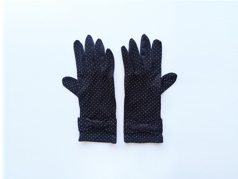 UV protection solid color gloves with wave point pattern and grid cloth splicing